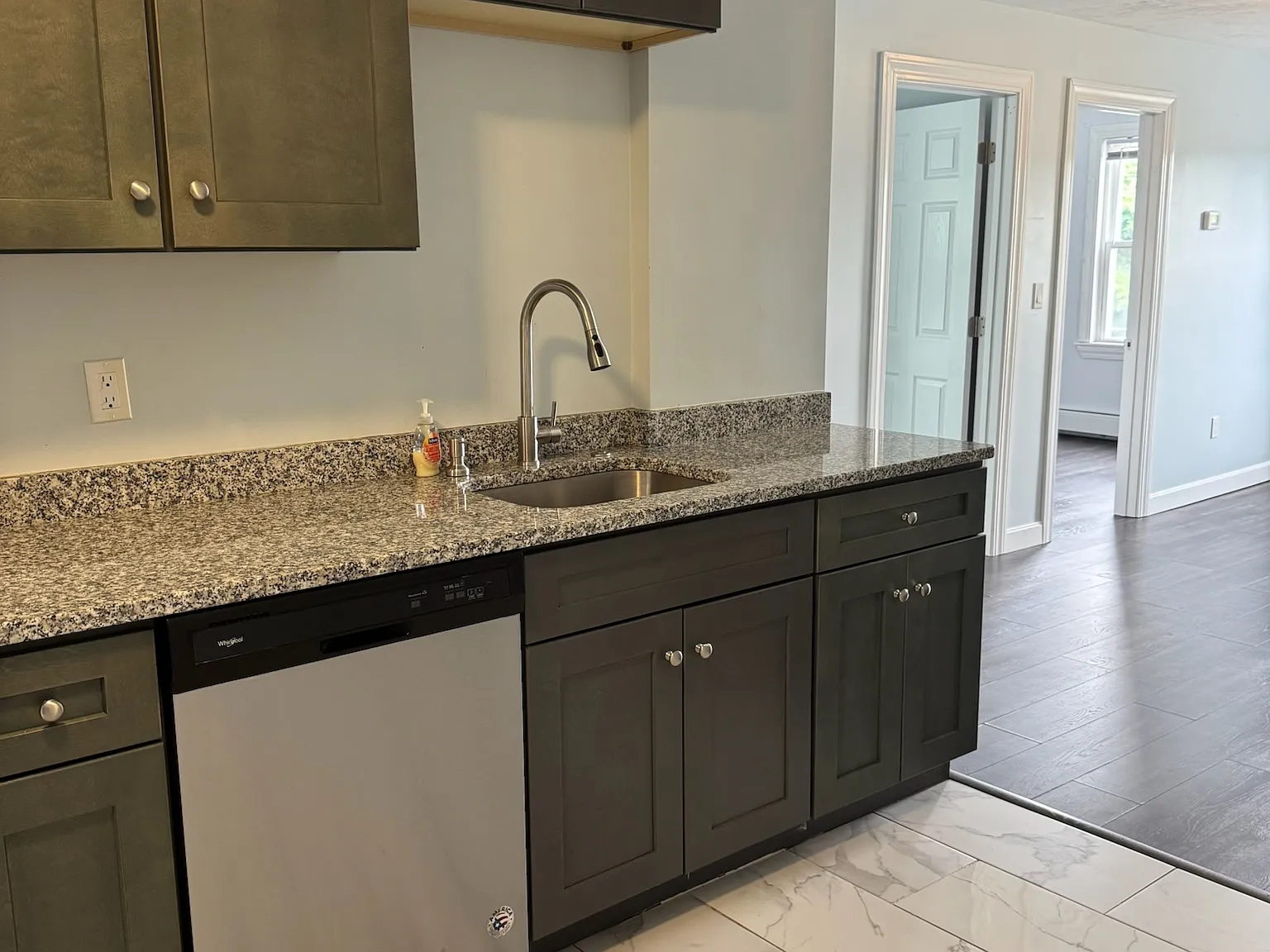 2 bed, 1000 sqft, $2,200 — Photo 2