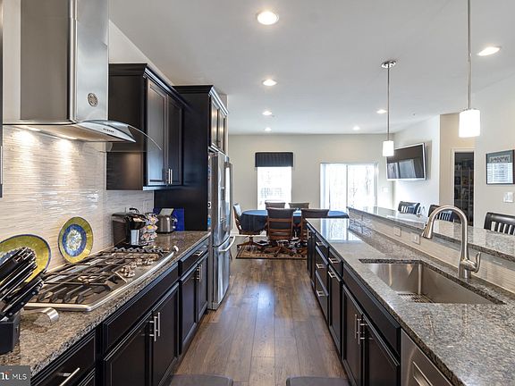 4th image of 1027 Edenberry Way Gln
