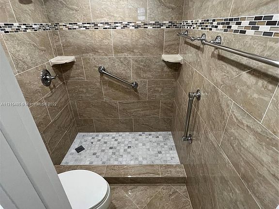 4th image of 16710 NE 9th Ave APT 409