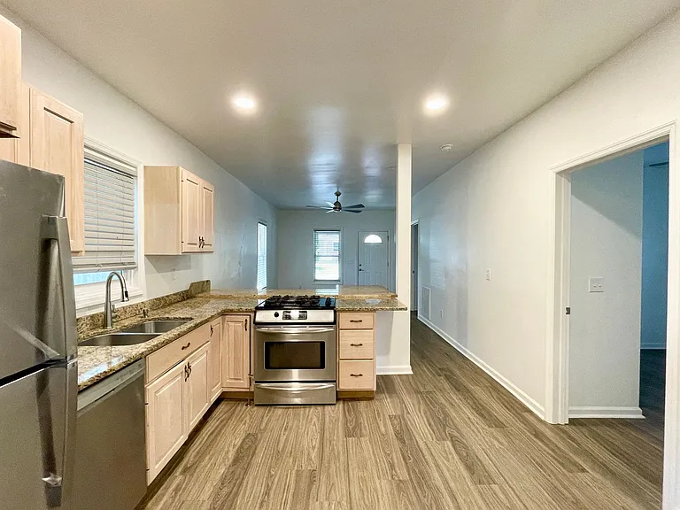 2615 Kershaw St — Photo 5