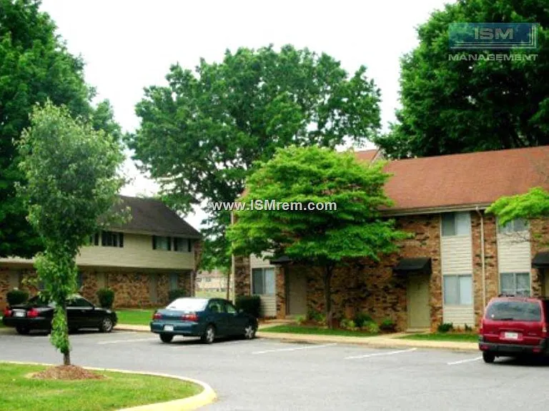 Charleston Square Townhomes — Photo 5