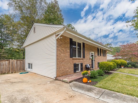 4th image of 2584 Carolyn Dr SE
