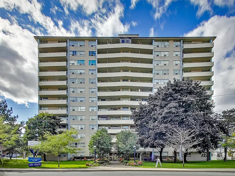 2900 Bathurst St — Photo 21