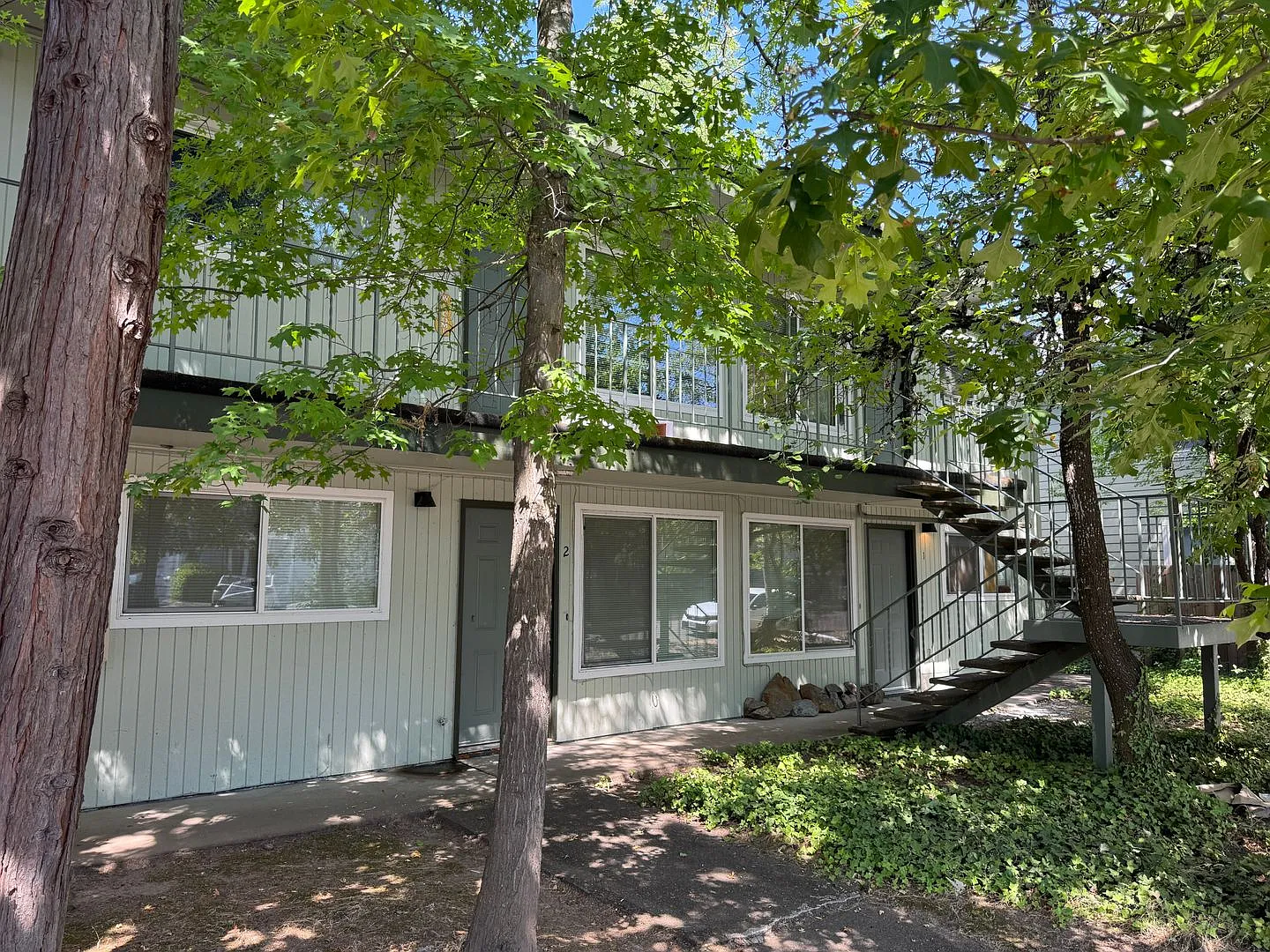 OlMe02~ 1630 Ferry St. ~ Campus Chateau North — Photo 1
