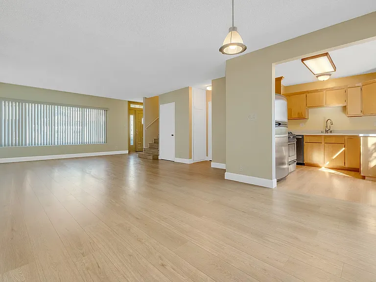 2307 Silver Ridge Ave — Photo 2