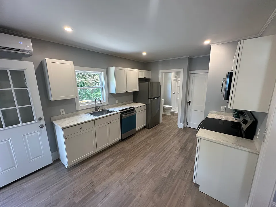 105R Main St