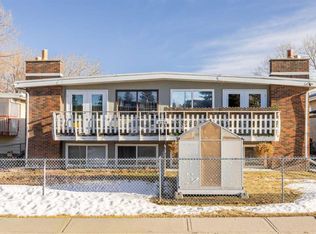 11254 6th St SW, Calgary, AB T2W 1V9