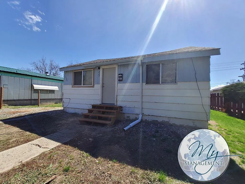 $1275 | 2-bed 1-bath House w/ yard | 227 W Ave F Jerome, ID — Photo 2