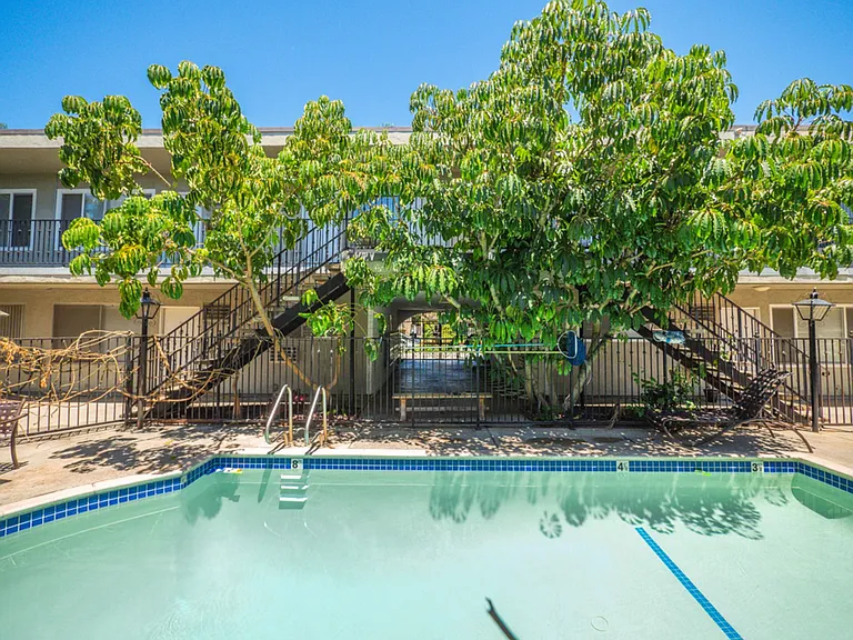 14220 Burbank Blvd — Photo 7