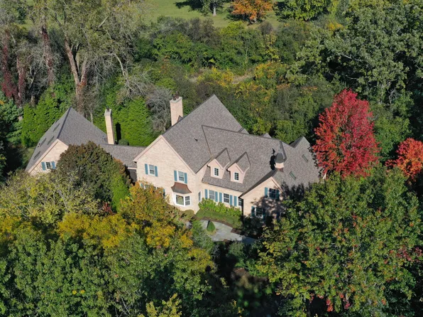 380 Belle Foret Dr, Lake Bluff, IL 60044