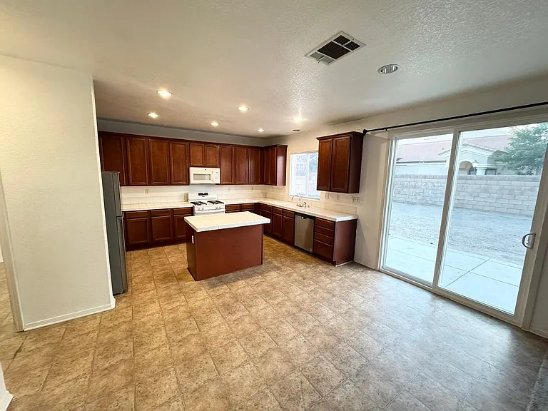 44341 Camellia St — Photo 7