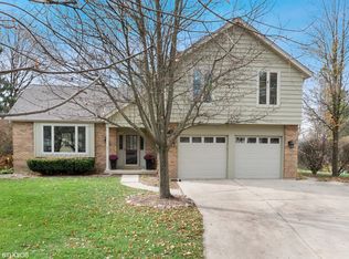 985 Belaire Ct, Naperville, IL 60563