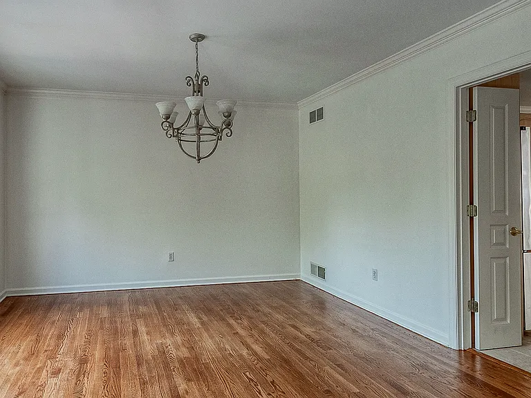 618 Essex Ct — Photo 12
