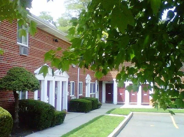 Bellmore Manor Gardens — Photo 1