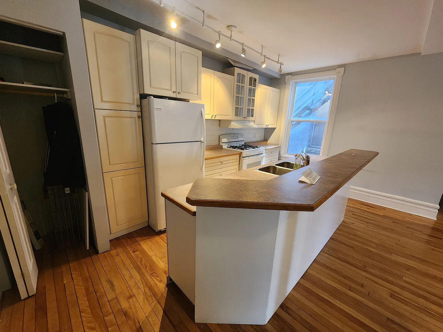 389 Daly Avenue — Photo 3