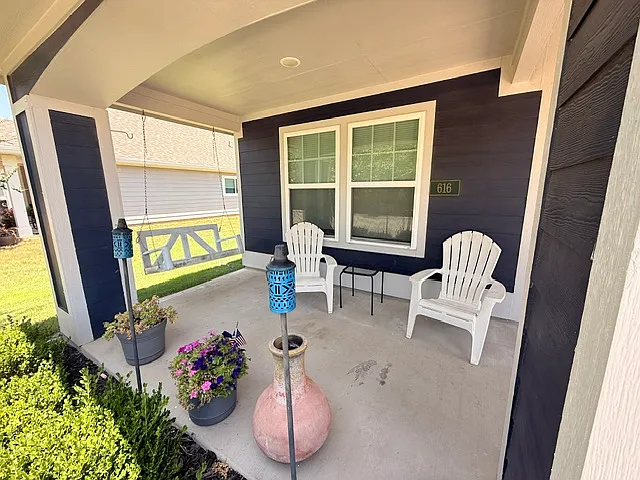 616 Timberwood Dr — Photo 2