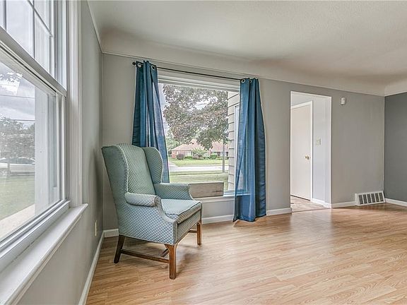 4th image of 27421 Forestview Ave