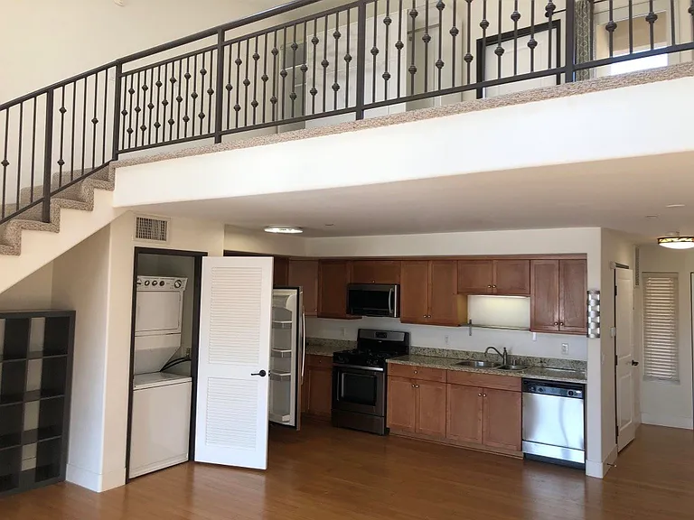 255 W 7th St #20 — Photo 3
