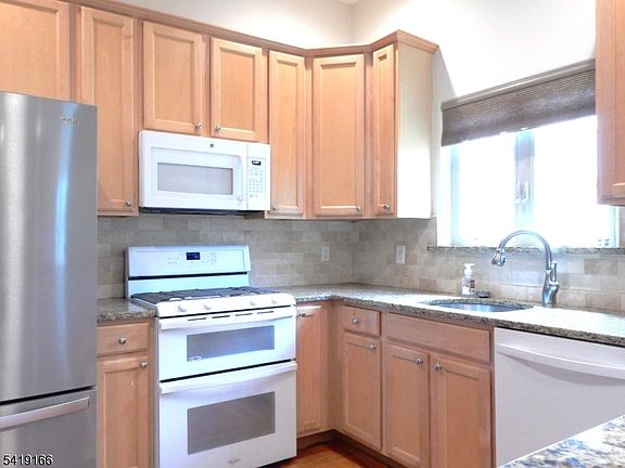 5th image of 579 EDWARD ST.