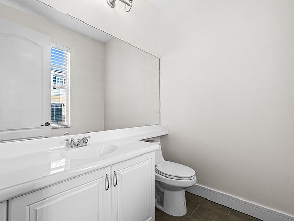 5th image of 536 NW 39th Cir