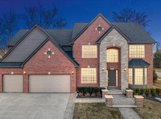 3890 Macaw Dr, Troy, MI 48083