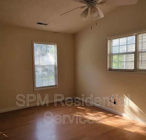 717 Varsity Dr — Photo 3