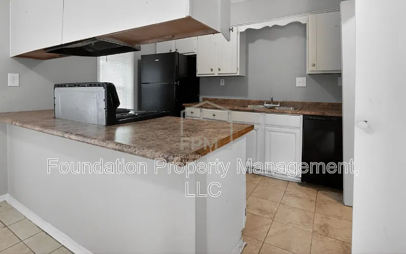 3 bed, 2.0 bath, 1096 sqft, $1,345 — Photo 4
