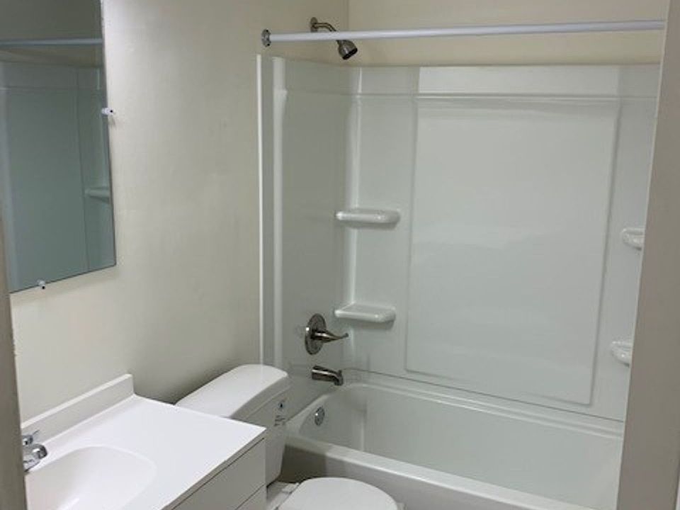 2nd image of 1404 Oakhurst Ln APT 2