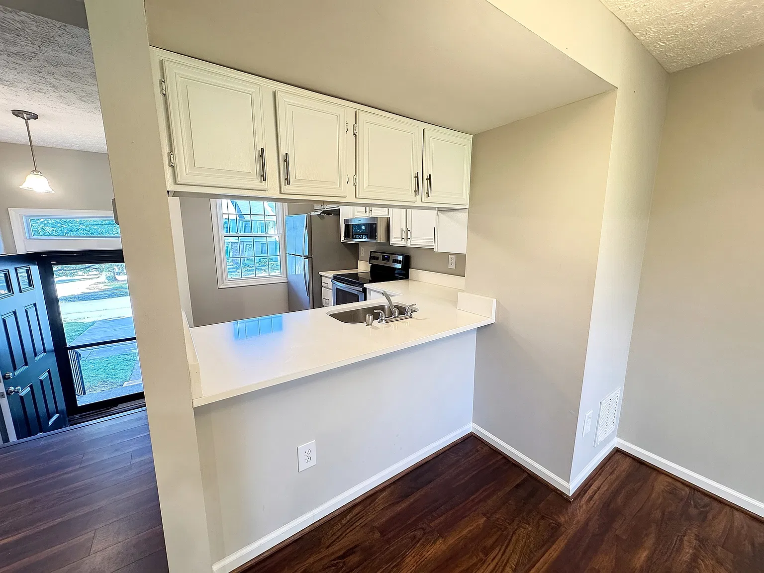 3 bed, 1325 sqft, $2,500 — Photo 4