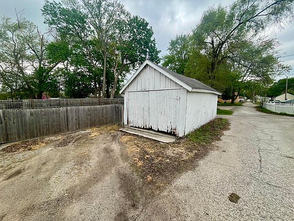 5th image of 215 Ada Ave