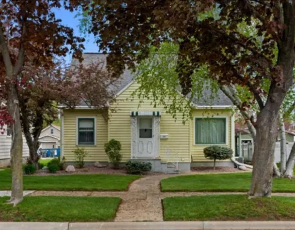 4 bed, 3.5 bath, 1744 sqft, $2,400 — Photo 1