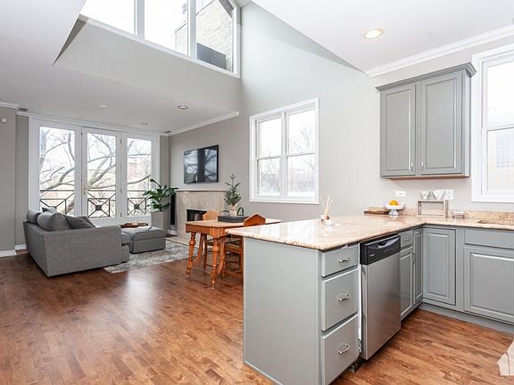 3rd image of 816 N Wood St #3