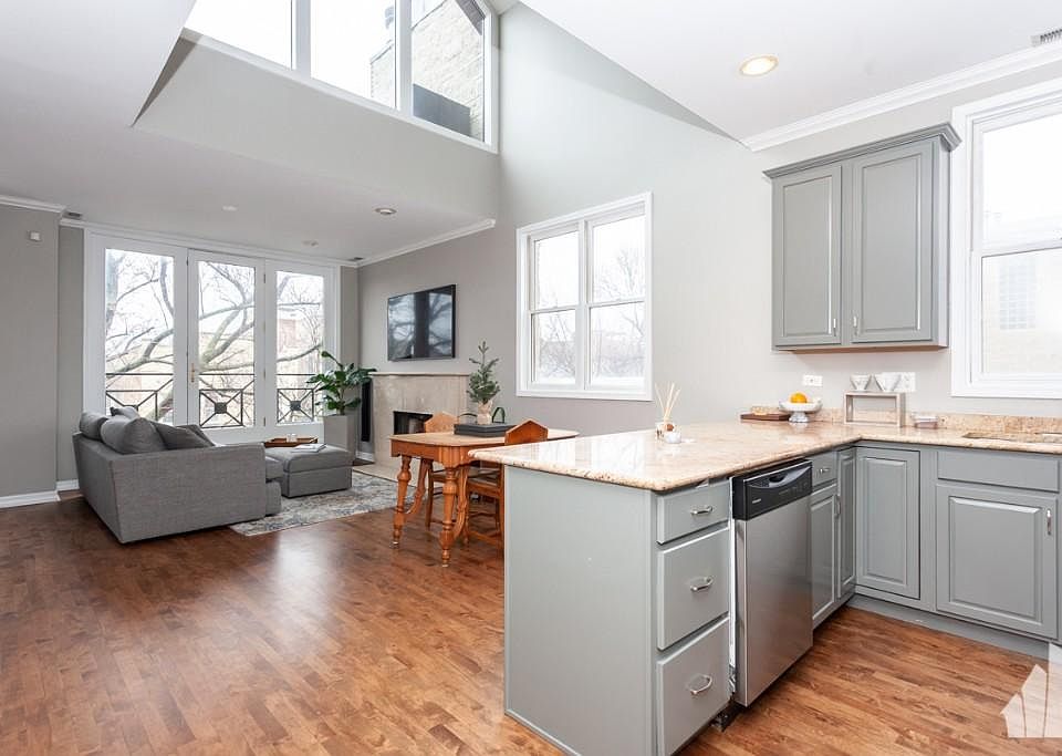 1st image of 916 N Wood St #2