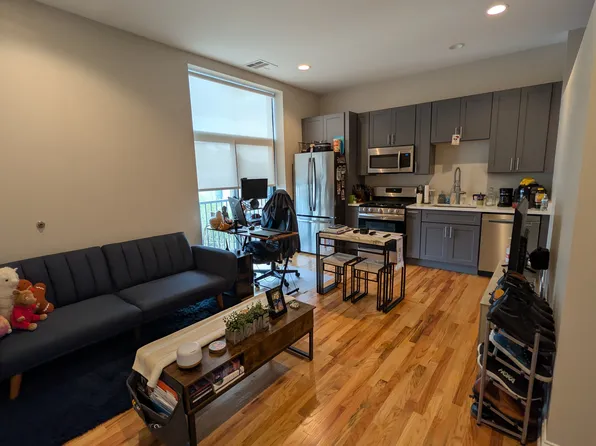 3122 N Broadway St #402, Chicago, IL 60657