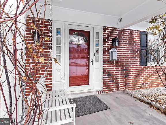 3rd image of 8908 Eastbourne Ln