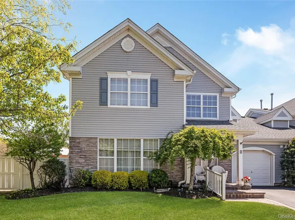 8 Hannah Lane, Middle Island, NY 11953