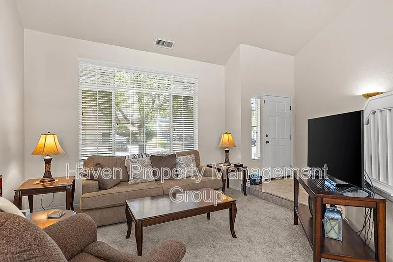 4 bed, 2.5 bath, 1705 sqft, $2,995 — Photo 2
