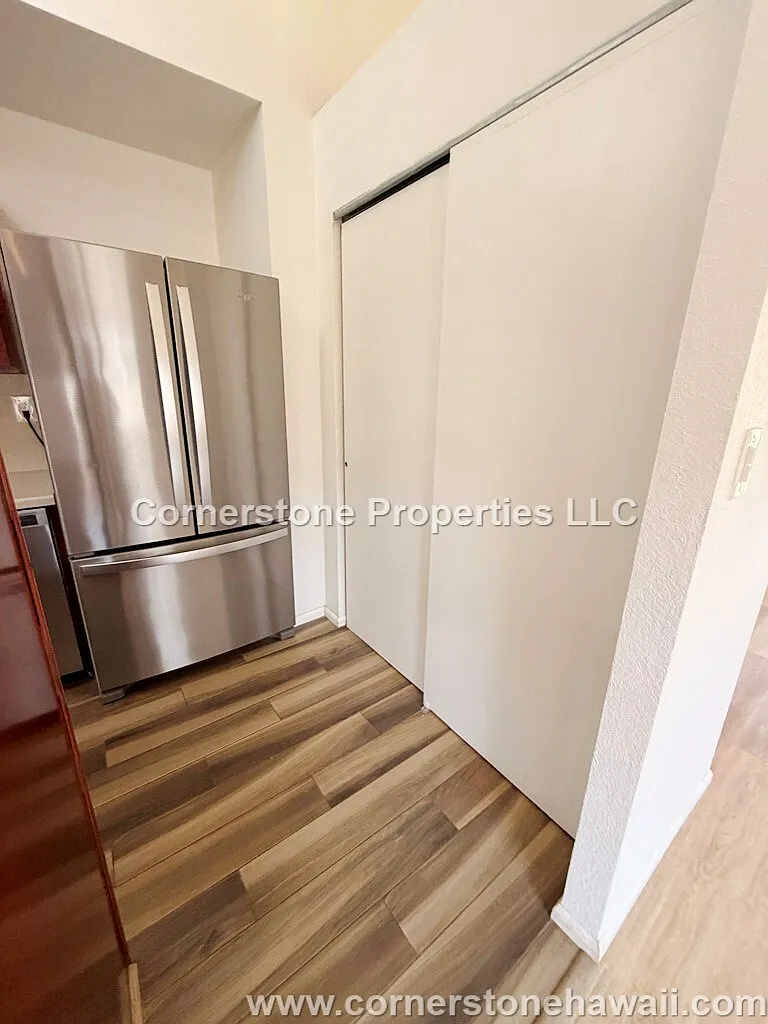 1045BLU - 1 — Photo 2
