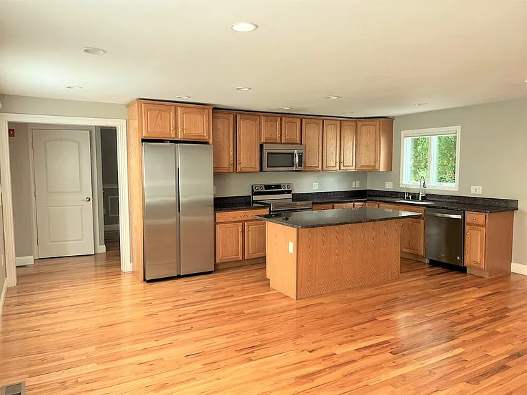 303 Cabot St — Photo 6