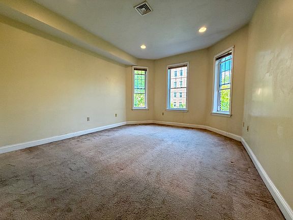 4th image of 466 Green St APT 5