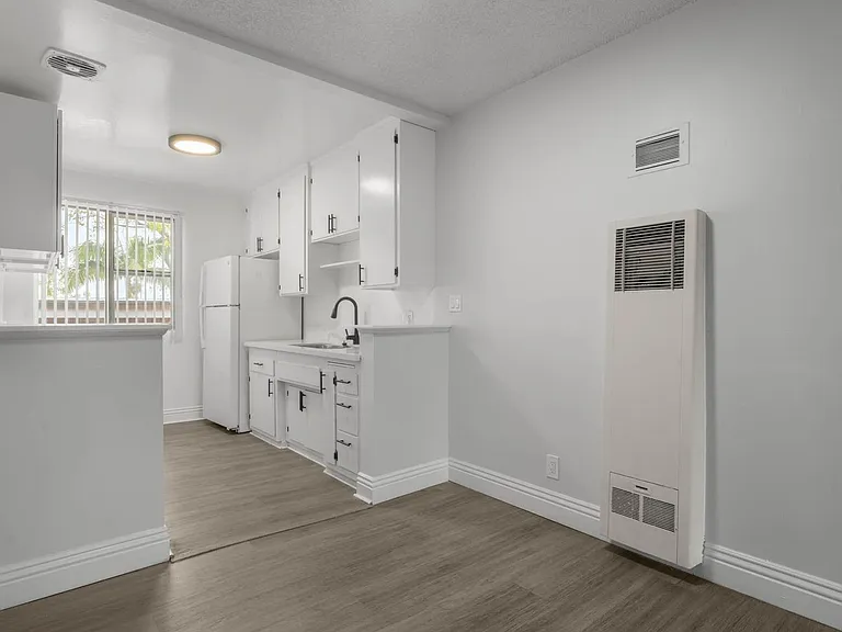 3907 Roxanne Ave — Photo 8