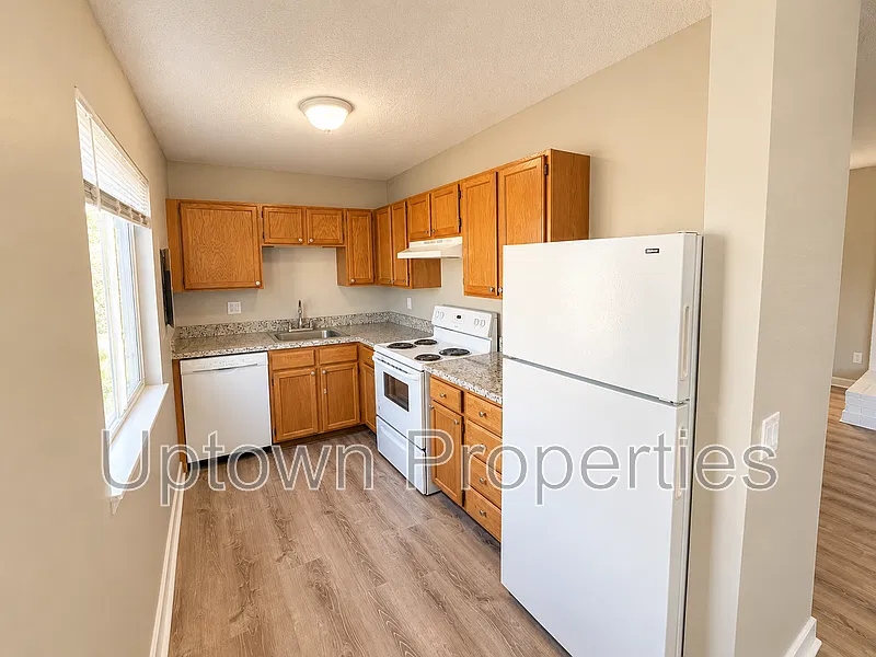 3 bed, 2.0 bath, 1300 sqft, $1,795 — Photo 3