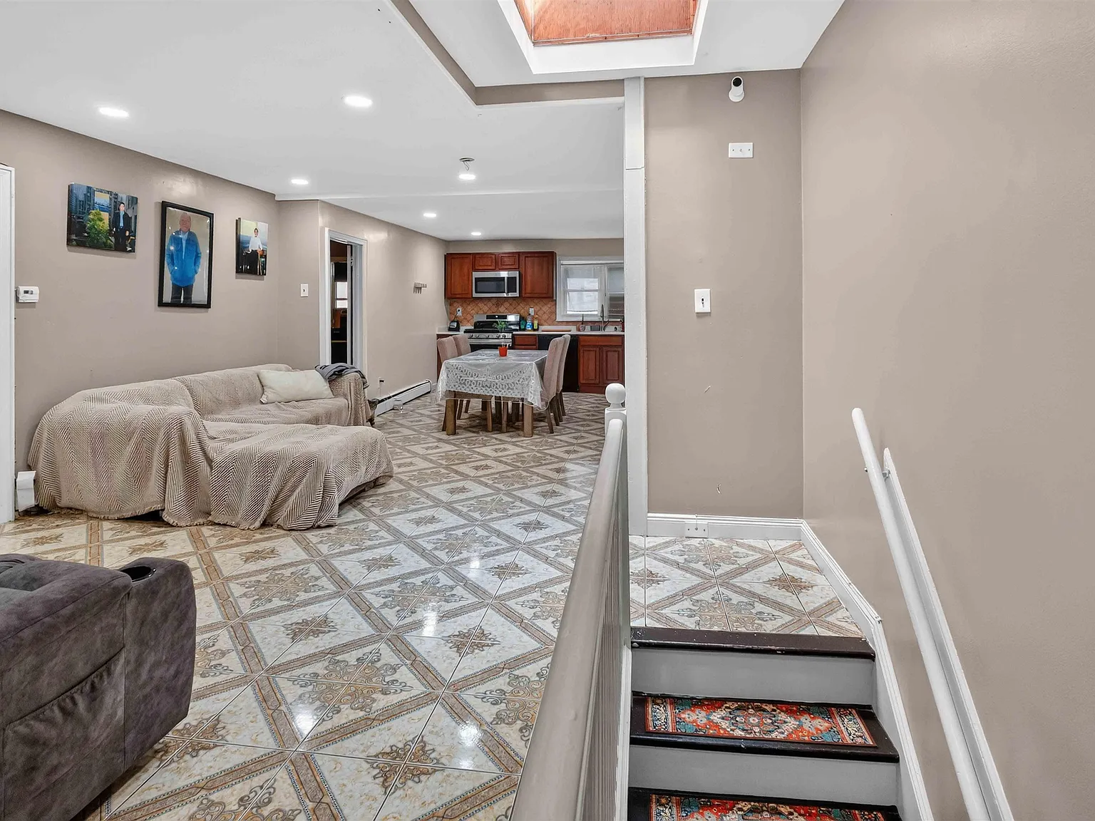 3 bed, 1.0 bath, 2500 sqft, $2,700 — Photo 2