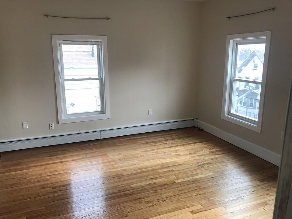 2nd image of 2 Lansdowne Ct #2