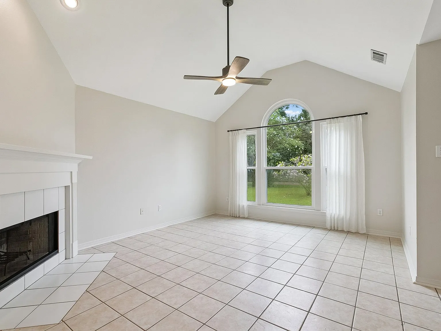 Pet Friendly 3 Bed, 2 Bath Home in Mandeville - $1800/mo and Available Immediately — Photo 2