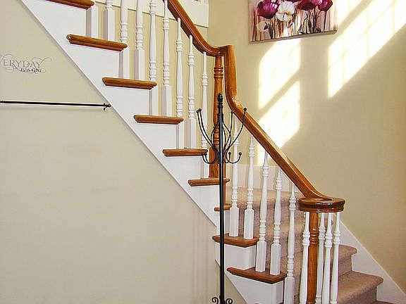 GRAND ENTRY W/CURVED STAIRS
