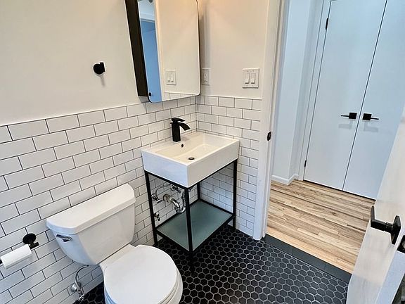 3rd image of 2468 Cambreleng Ave #6