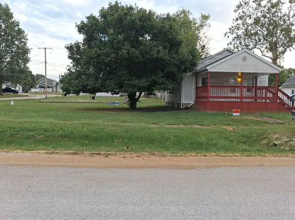 522 Young St, Nokomis, IL 62075