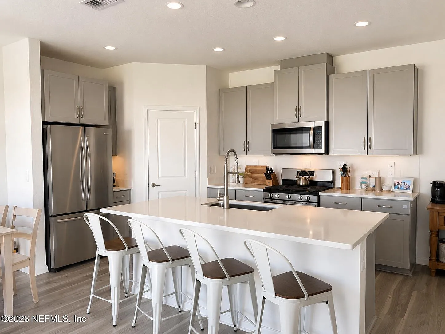 4 bed, 2.5 bath, 1975 sqft, $2,600 — Photo 1