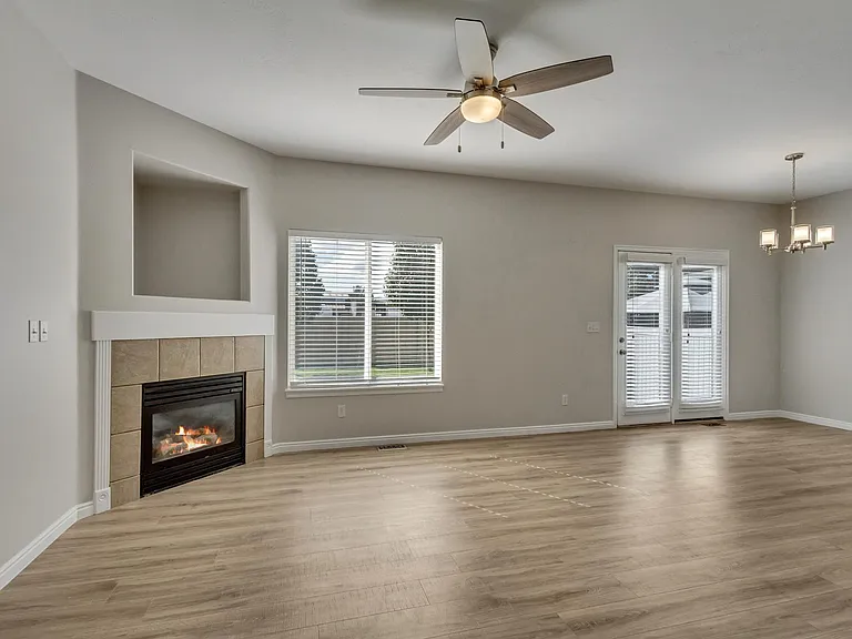 1643 W Wynview Ln — Photo 2